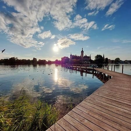 Zentrale Ferienwohnung - Direkt Am See Und Schloss Schwerin  Buitenkant foto