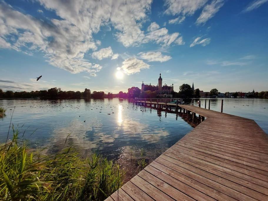 Zentrale Ferienwohnung - Direkt Am See Und Schloss Schwerin  Buitenkant foto